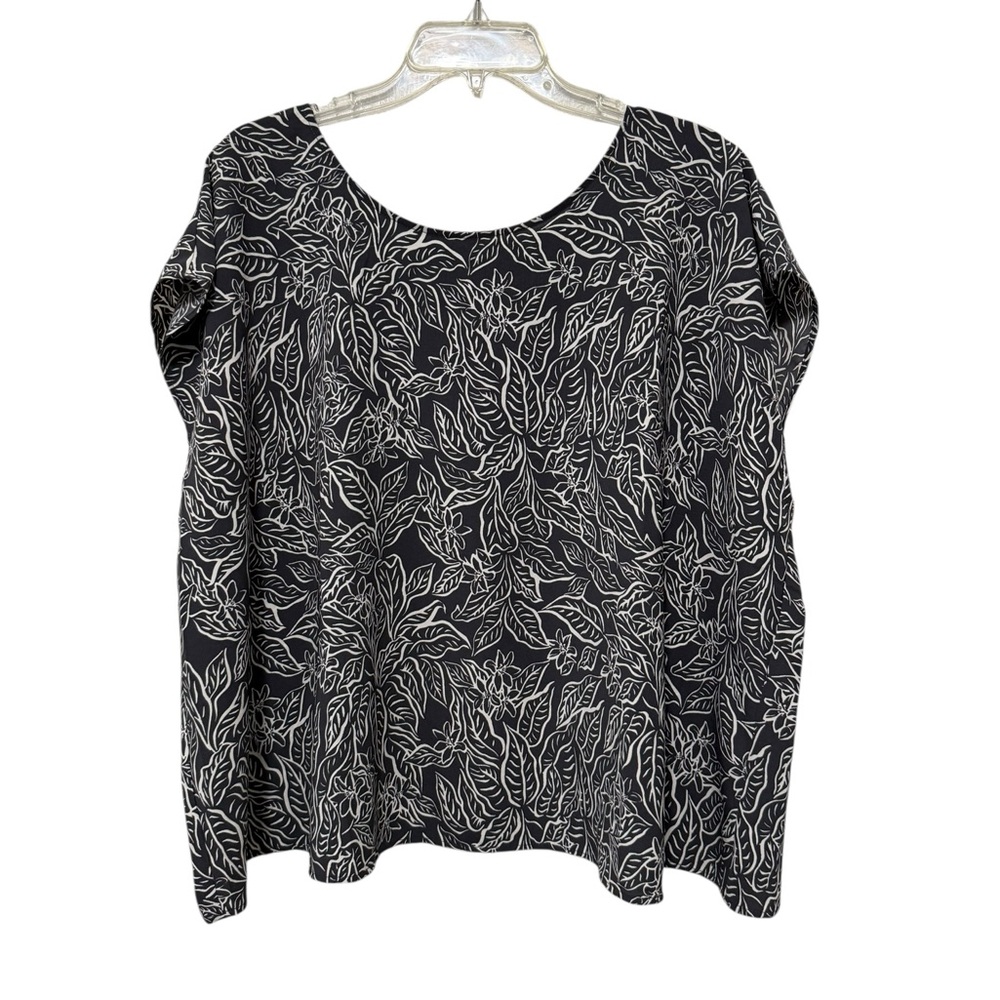 Torrid Plus Size 1X Gray Cream Abstract Leaf Print Blouse Open Scalloped Back